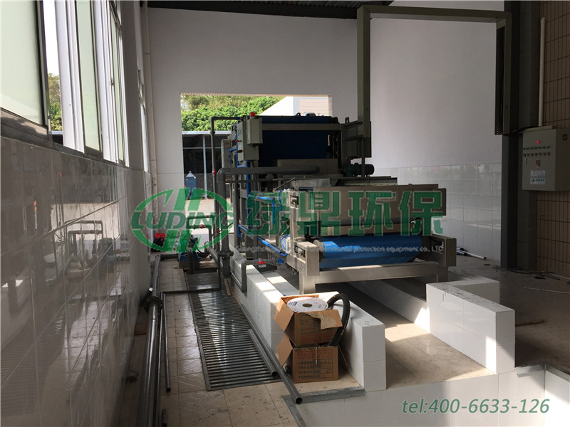 煉油廠對污泥處理系統(tǒng)進行技術(shù)改造采購LDFT帶式壓濾機實現(xiàn)煉油污水回用工藝