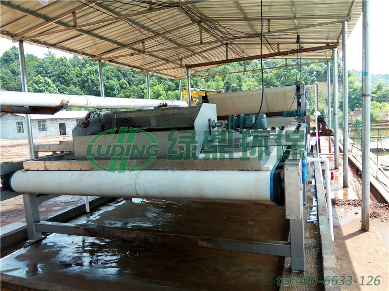 湖南湘潭磷礦廠帶式壓濾機(jī)處理泥漿工程案例 7