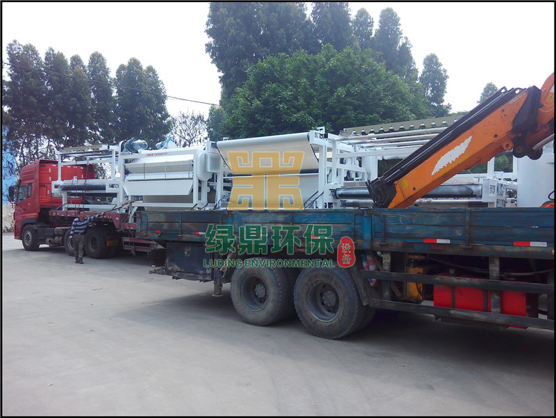 帶式壓濾機發往鉆井廢棄泥漿破膠處理工程 3